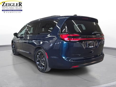 Certified 2025 Chrysler Pacifica Limited FWD image 7