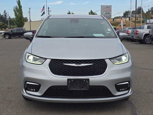 Used 2023 Chrysler Pacifica Touring-L FWD image 19