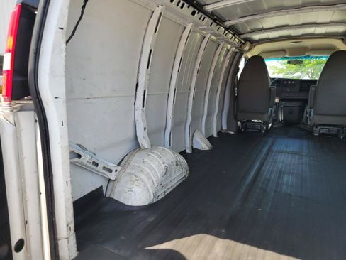 Used 2011 Chevrolet Express 3500 Extended RWD image 26