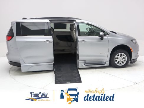 Used 2021 Chrysler Voyager Lxi FWD image 2