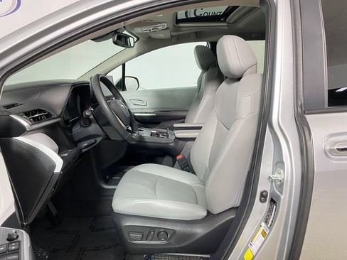 Certified 2025 Toyota Sienna XLE FWD image 12