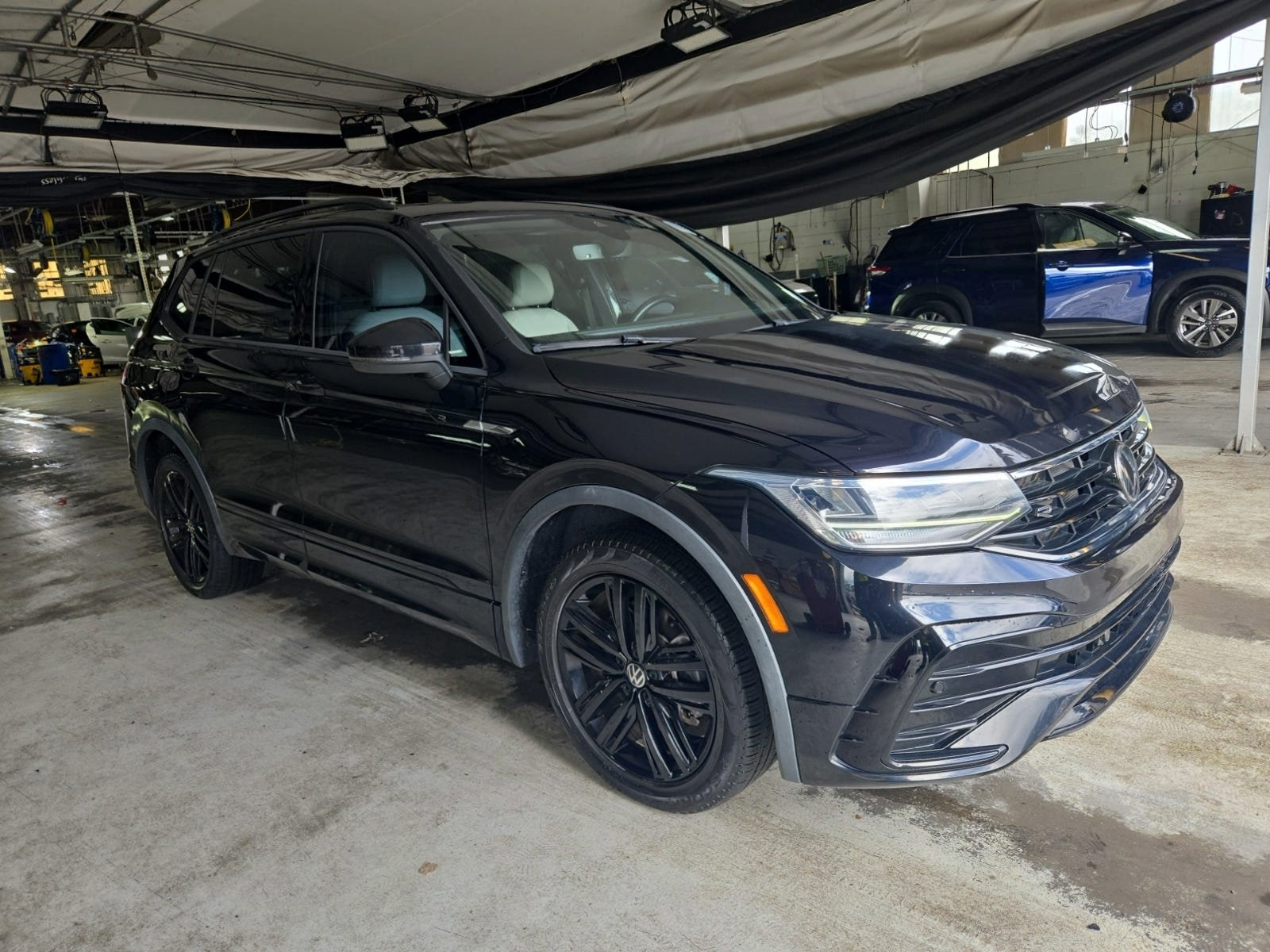 Used 2022 Volkswagen Tiguan SE R-Line FWD image 2
