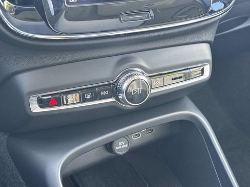 Used 2025 Volvo XC40 B5 Plus image 31