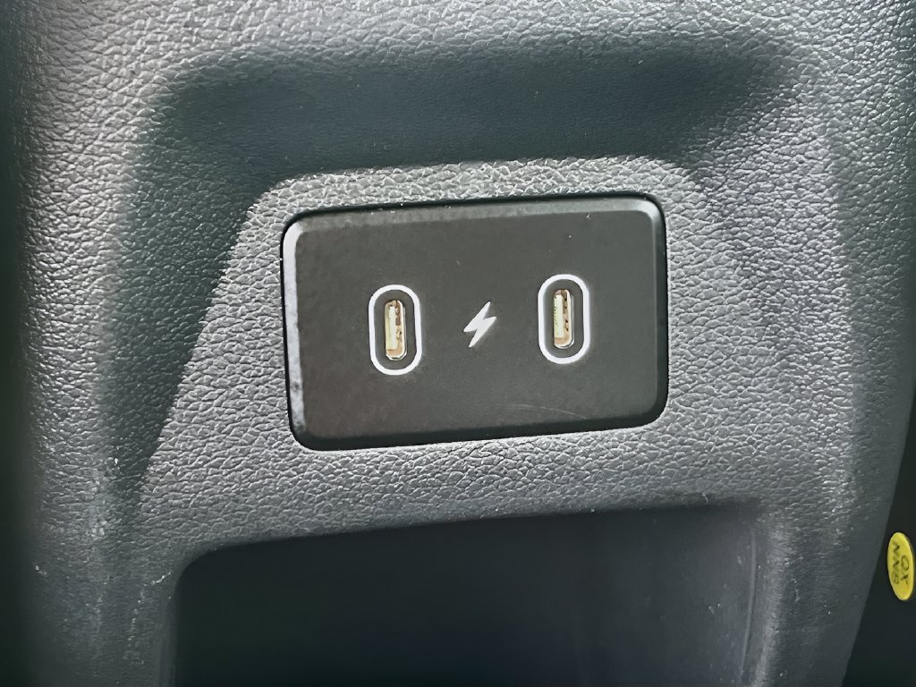 Used 2025 Hyundai Venue Limited FWD image 25