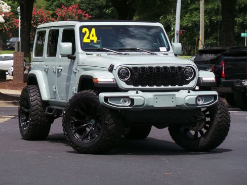 Used 2024 Jeep Wrangler Unlimited Sahara AWD/4WD image 2