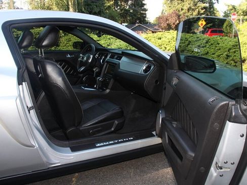 Used 2010 Ford Mustang Premium RWD image 16