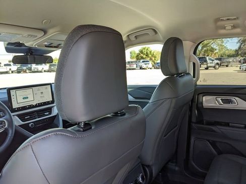 Used 2025 Ford Explorer Active w/ Active Comfort Package image 19