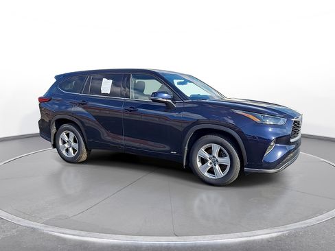 Used 2022 Toyota Highlander LE AWD/4WD image 9