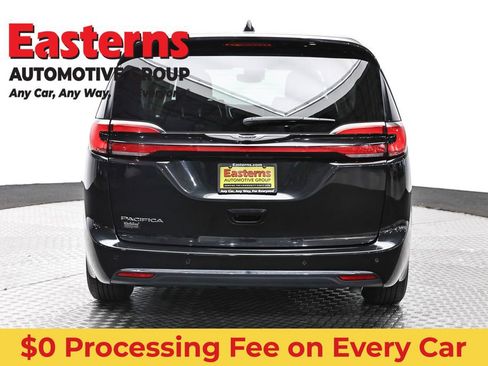 Used 2023 Chrysler Pacifica Touring-L FWD image 6