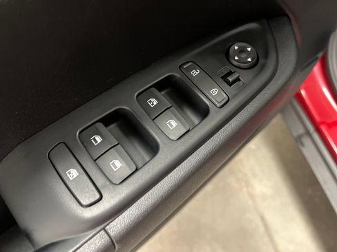 Used 2025 Hyundai Venue SEL FWD image 12
