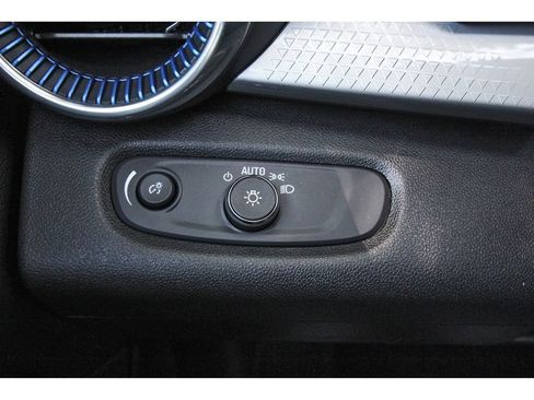 Used 2025 Chevrolet Trax LT w/ Driver Confidence Package FWD image 20