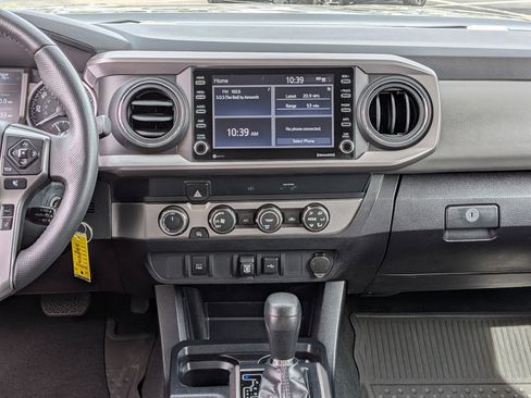 Used 2020 Toyota Tacoma SR5 AWD/4WD image 3