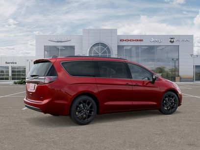 New 2026 Chrysler Pacifica Select w/ S Appearance Package
