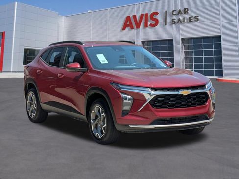 Used 2025 Chevrolet Trax LT w/ LT Convenience Package FWD image 3