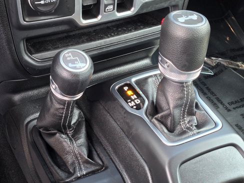 Used 2025 Jeep Wrangler Unlimited Sahara AWD/4WD image 25