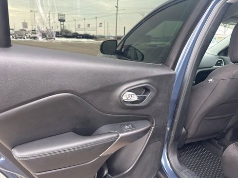 Used 2020 Jeep Cherokee Latitude w/ Cold Weather Group image 25