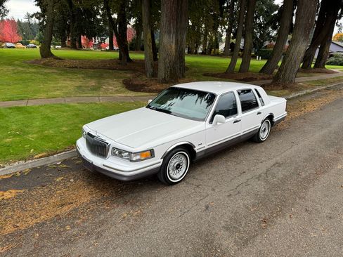 Used 1996 Lincoln Town Car Signature image 9