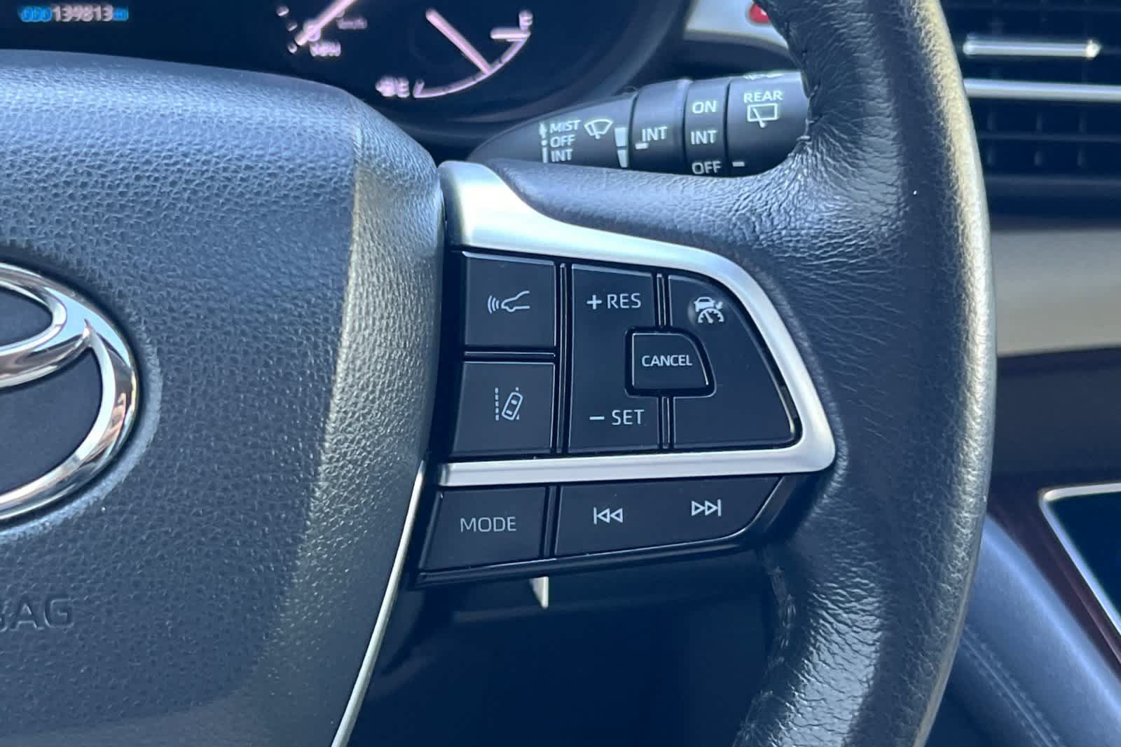 Used 2023 Toyota Sienna XLE AWD/4WD image 28
