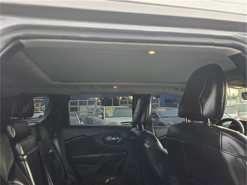 Used 2019 Jeep Cherokee Trailhawk image 29