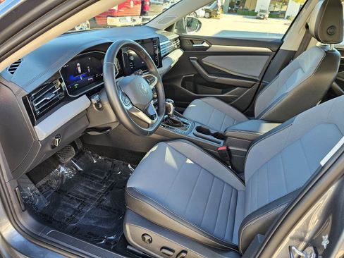 Used 2025 Volkswagen Jetta SE image 16