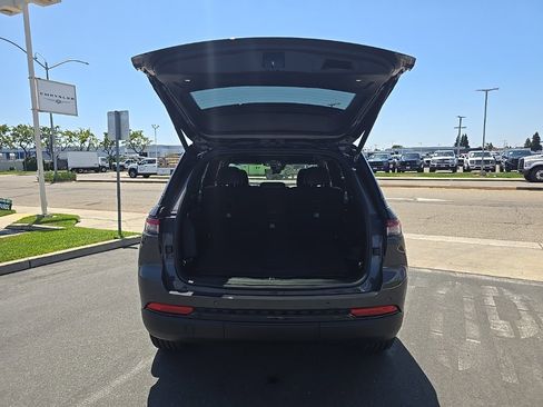 New 2025 Jeep Grand Cherokee Altitude image 15