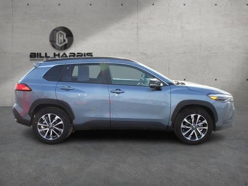 Used 2025 Toyota Corolla Cross XLE image 5