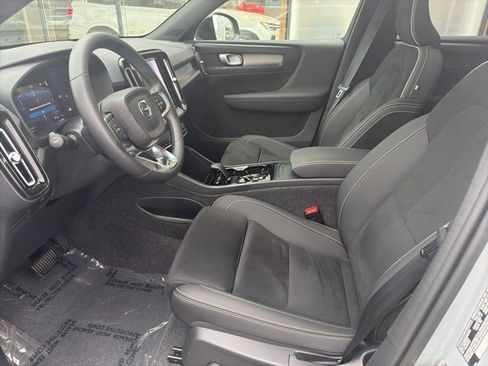 Certified 2025 Volvo XC40 B5 Plus image 15