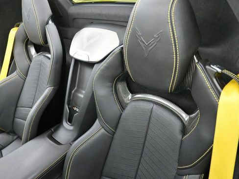 Used 2023 Chevrolet Corvette Stingray Premium Conv w/ Z51 Performance Package RWD image 17