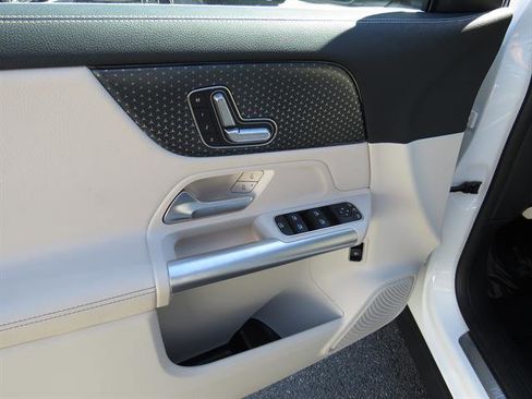 Used 2025 Mercedes-Benz GLA 250 4MATIC image 9