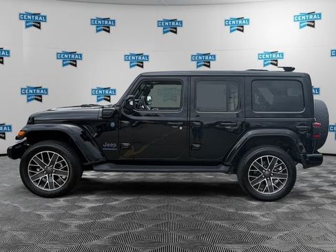 Used 2023 Jeep Wrangler Unlimited Sahara AWD/4WD image 3