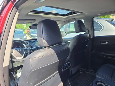 Used 2018 Toyota Highlander XLE AWD/4WD image 17