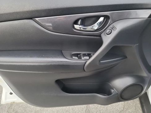 Used 2017 Nissan Rogue SV AWD/4WD image 13