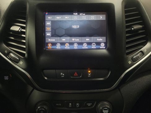 Used 2021 Jeep Cherokee Altitude image 25