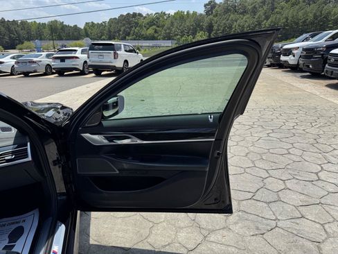 Used 2022 BMW 740i w/ M Sport Package RWD image 18