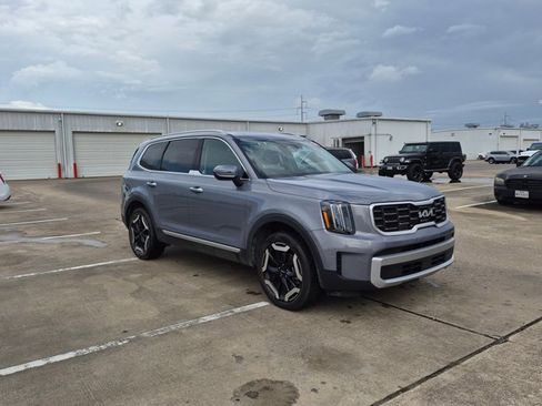Used 2025 Kia Telluride S image 3