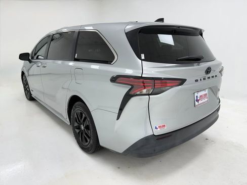 Used 2021 Toyota Sienna LE FWD image 38