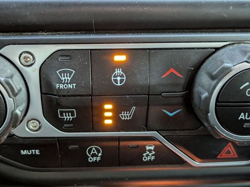 Used 2023 Jeep Wrangler Altitude image 25