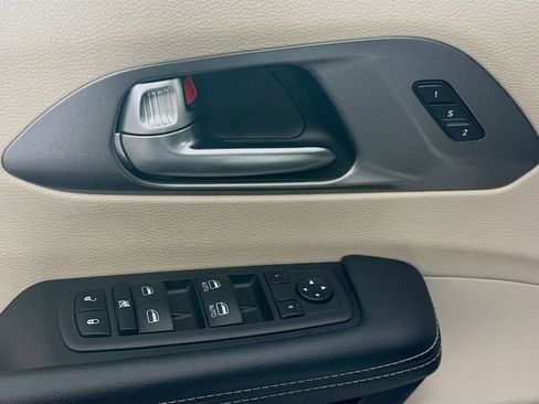Used 2023 Chrysler Pacifica Touring-L FWD image 23