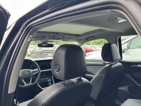 Used 2025 Volkswagen Jetta SE FWD image 29