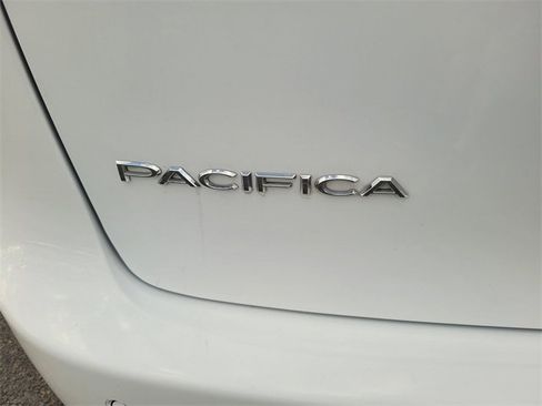 Used 2024 Chrysler Pacifica Touring-L image 10