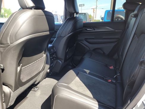 New 2025 Jeep Grand Cherokee Altitude image 4