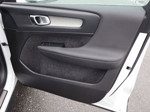 Used 2025 Volvo XC40 B5 Core image 35