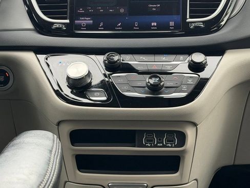 Used 2023 Chrysler Pacifica Touring-L FWD image 32