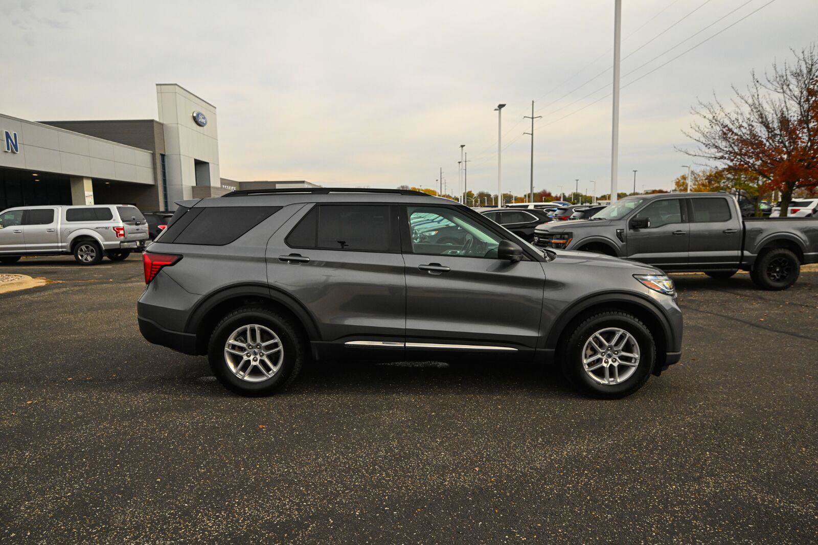 Used 2025 Ford Explorer Active AWD/4WD image 3