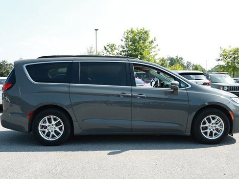 Used 2022 Chrysler Pacifica Touring-L FWD image 3