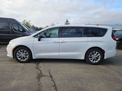 New 2026 Chrysler Pacifica Limited image 4