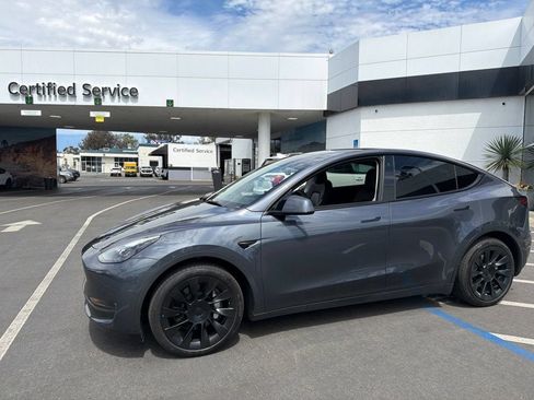 Used 2022 Tesla Model Y Long Range AWD/4WD image 1