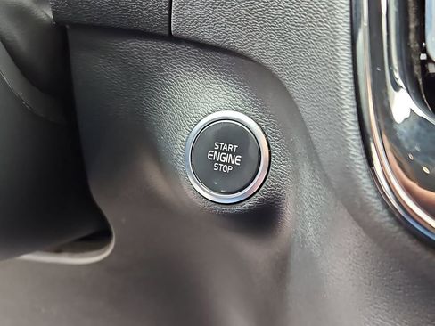 Used 2022 Volvo XC40 T5 Momentum image 15