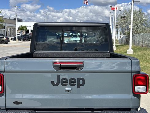 Used 2026 Jeep Gladiator Sport image 5