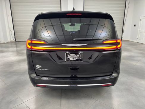 Used 2025 Chrysler Pacifica Select FWD image 6